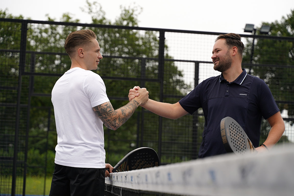 Tijdens de voorjaars competitie padel geven tegenstanders elkaar de hand