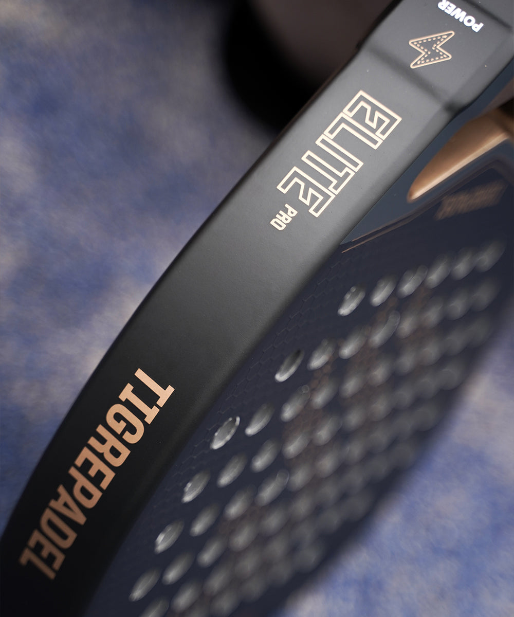 Close up van een zwarte padelracket voor beginners