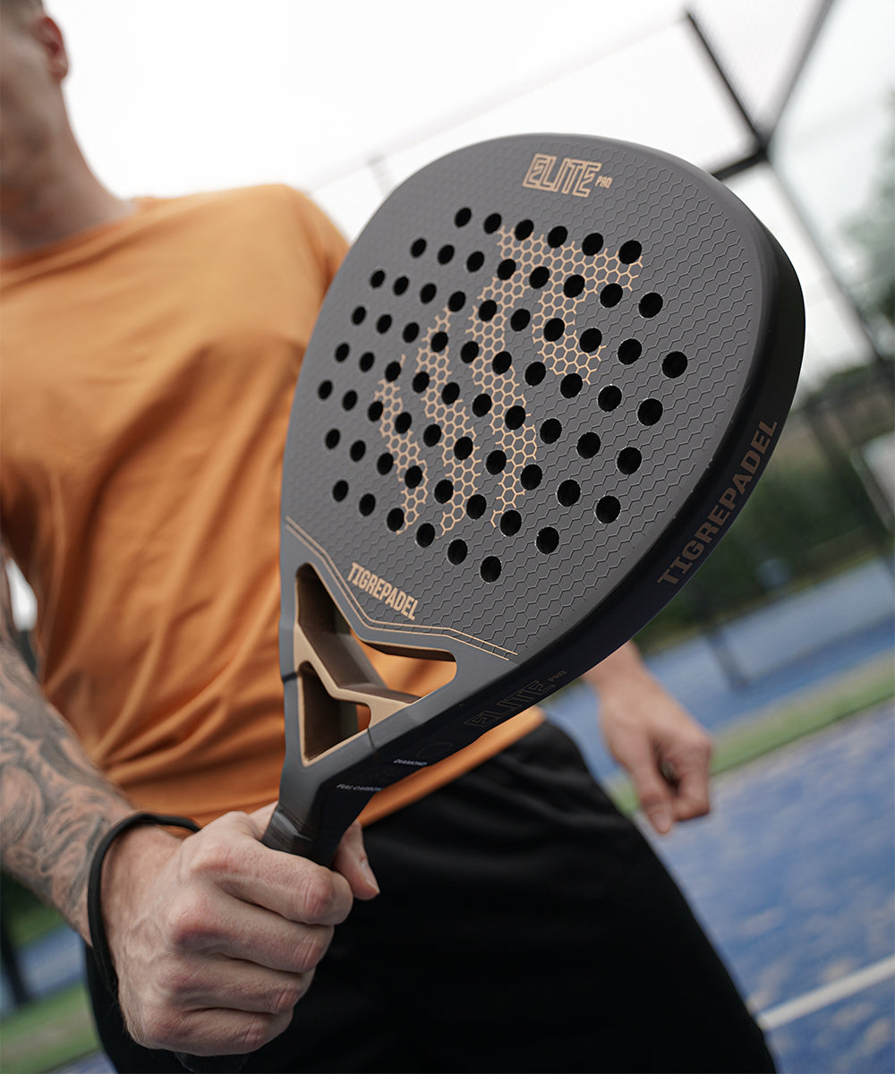 Man speelt padel met zwart padelracket voor beginners in diamant vorm